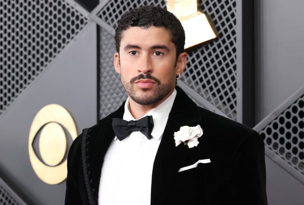 Grammys 2026 | Ο Bad Bunny παρέδωσε μαθήματα groom style με custom tuxedo του οίκου Schiaparelli