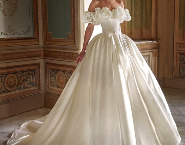 Το απόλυτο bridal ταξίδι στη συλλογή Pronovias Privée 2026 ξεκινά από τον οίκο AthenaV
