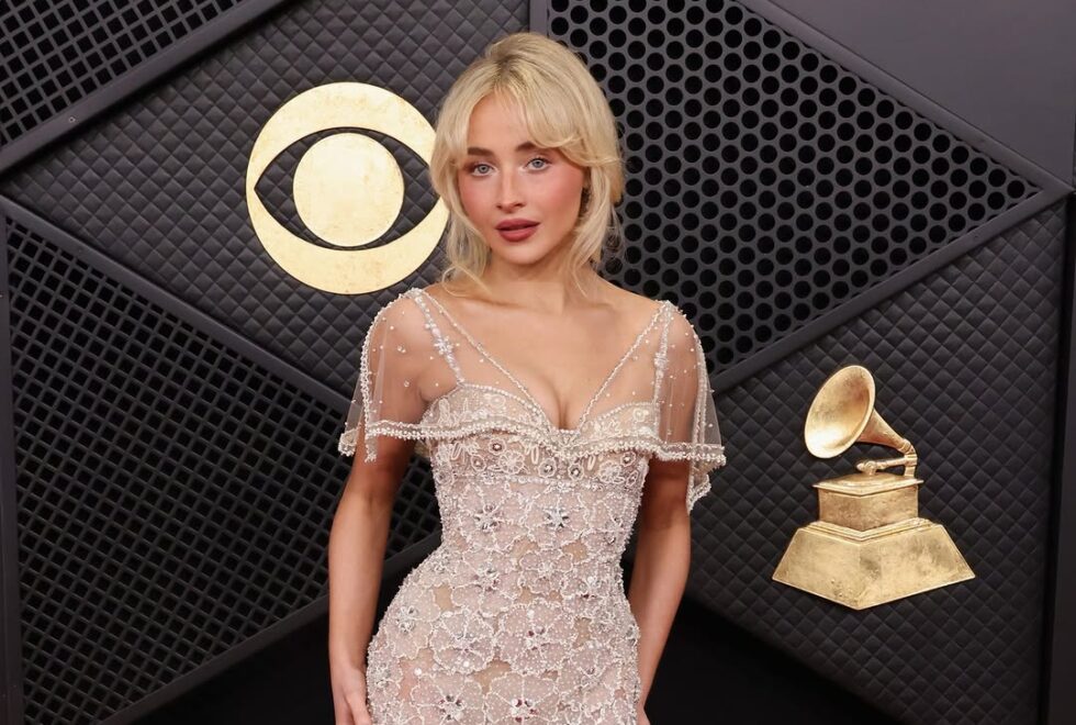 Grammys 2026 | Η εμφάνιση της Sabrina Carpenter στο κόκκινο χαλί ήταν ο ορισμός του bridal inspiration