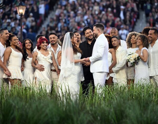 Just married! Ζευγάρι παντρεύτηκε στο ημίχρονο του Super Bowl με μάρτυρα τον Bad Bunny!