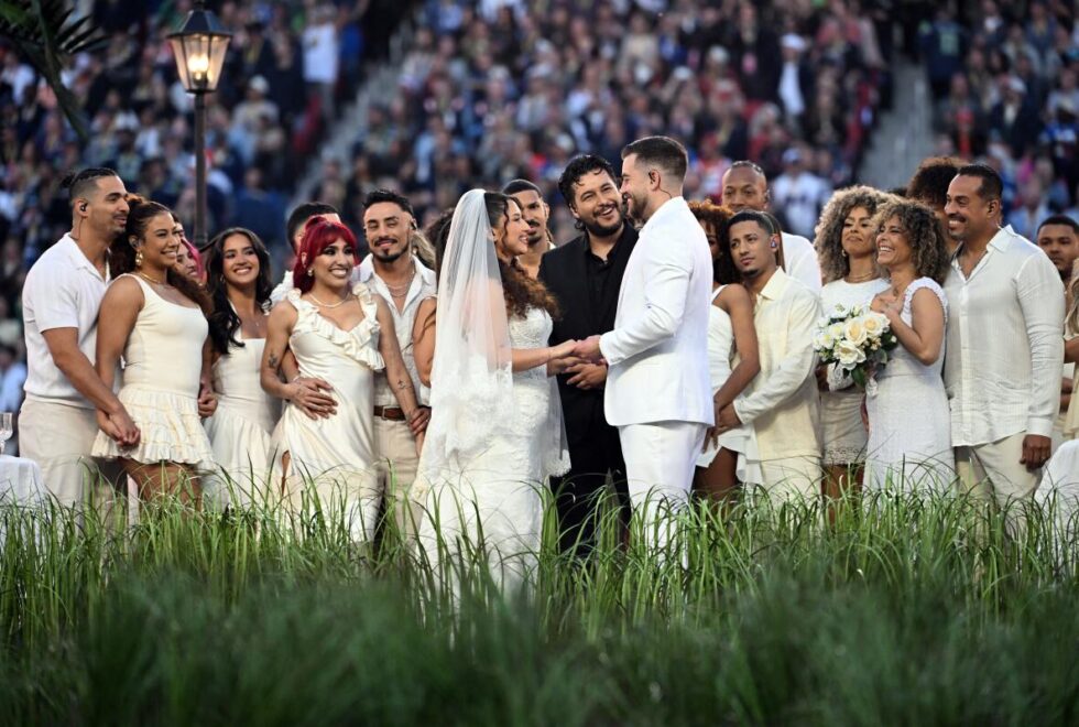 Just married! Ζευγάρι παντρεύτηκε στο ημίχρονο του Super Bowl με μάρτυρα τον Bad Bunny!