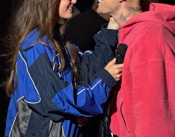 Justin & Hailey Bieber | Το viral show στο Coachella, οι τρυφερές αφιερώσεις και το backstage φιλί του ερωτευμένου ζευγαριού
