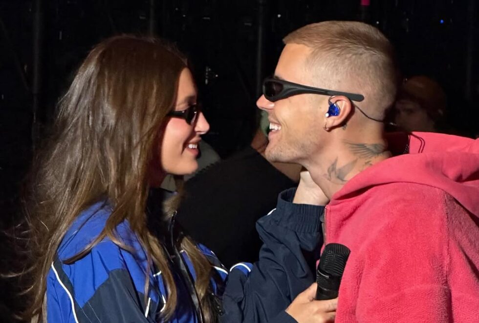 Justin & Hailey Bieber | Το viral show στο Coachella, οι τρυφερές αφιερώσεις και το backstage φιλί του ερωτευμένου ζευγαριού