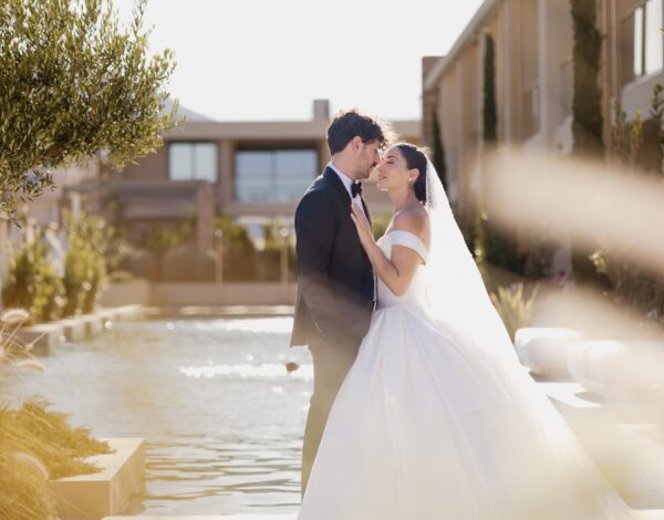 Real bride's magic | Minimal κομψότητα και σύγχρονη πολυτέλεια σε ένα high-fashion νυφικό του οίκου Demetrios