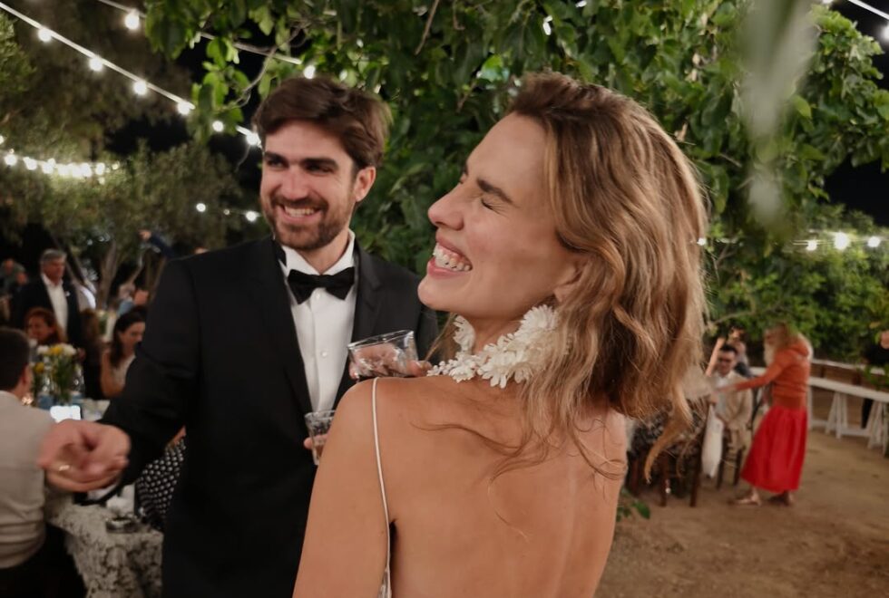Melia Kreiling | Η Ελληνίδα «Sofia» του Emily in Paris παντρεύτηκε στη Σύρο!