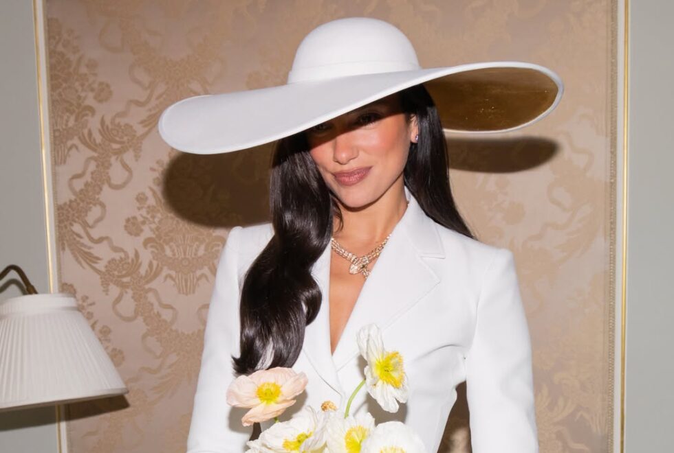 Dua Lipa | Η έμπνευση από την Elizabeth Taylor και την Bianca Jagger πίσω από το civil bridal look της