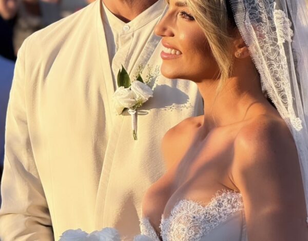 Αθηνά Οικονομάκου - Bruno Cerella | Το bridal look, η συγκίνηση της νύφης και η ανταλλαγή όρκων στο ηλιοβασίλεμα