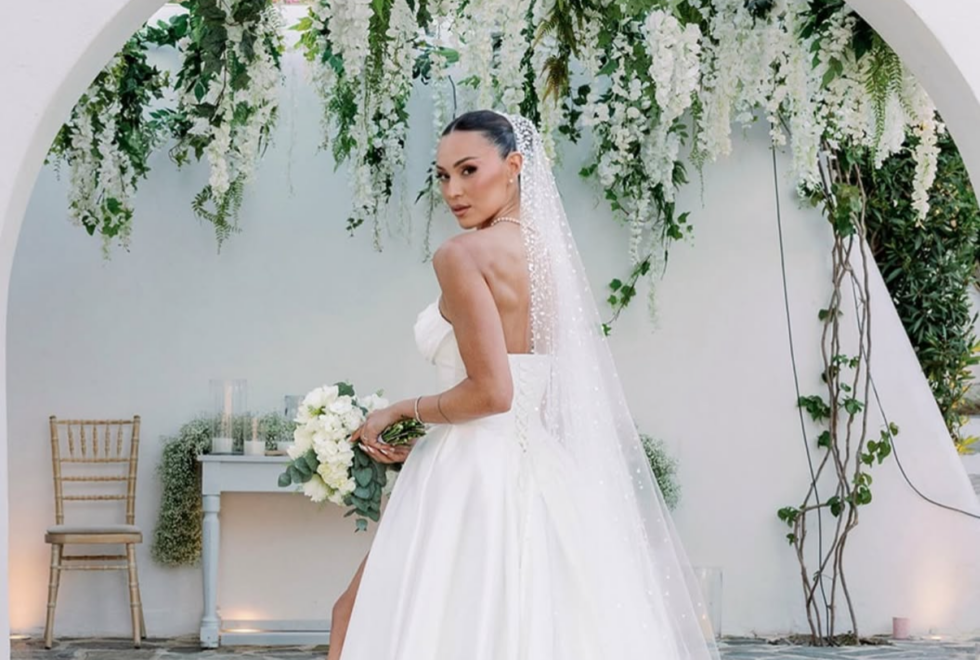 Δώρα Παντέλη - Τζον Μεραμβελιωτάκης | Το ball gown νυφικό, ο πρώτος χορός και το παραμυθένιο γαμήλιο σκηνικό
