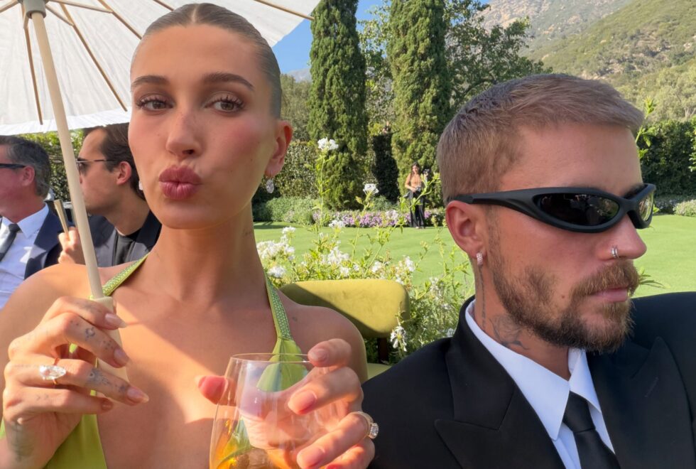 Couple (fashion) goals | Οι Biebers παρέδωσαν μαθήματα στιλ στον γάμο του Finneas O’Connell