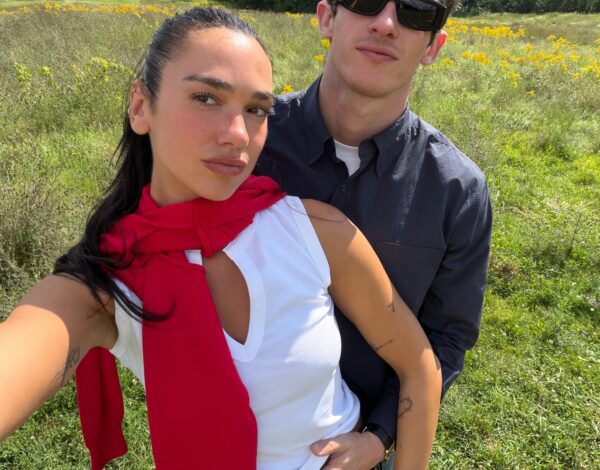 Η Dua Lipa γιόρτασε τα πρώτα γενέθλια μετά τον γάμο της: «Έτοιμη για τον επόμενο γύρο μου γύρω από τον ήλιο»