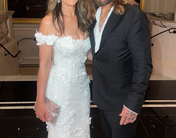 Elizabeth Hurley - Billy Ray Cyrus | Το εκθαμβωτικό διαμαντένιο δαχτυλίδι και η πρόταση γάμου