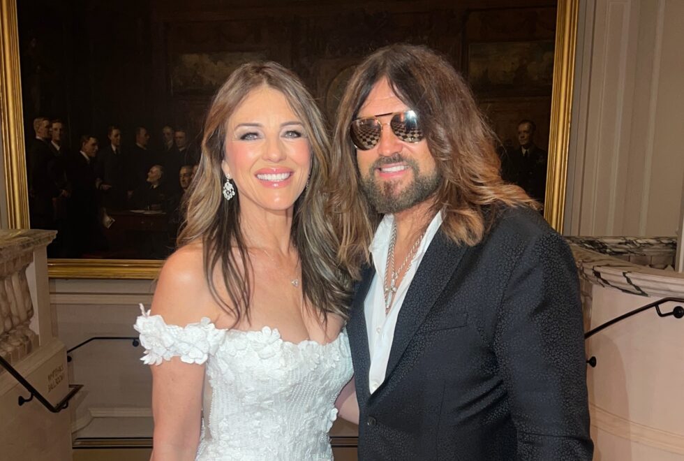 Elizabeth Hurley - Billy Ray Cyrus | Το εκθαμβωτικό διαμαντένιο δαχτυλίδι και η πρόταση γάμου